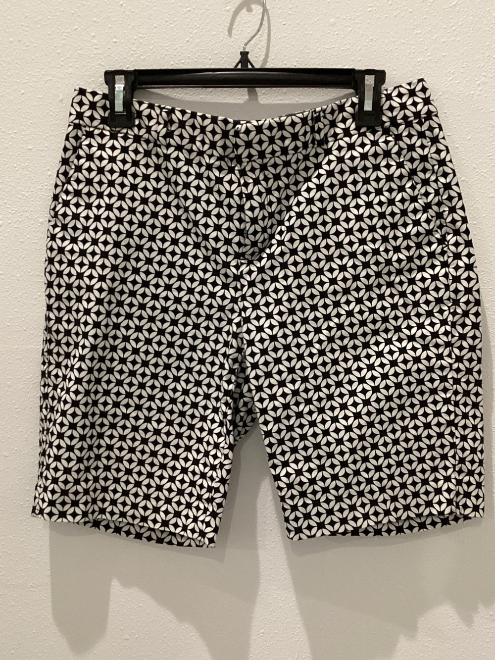 Banana Republic Black & White Geometric Flat-Front Men’s Shorts